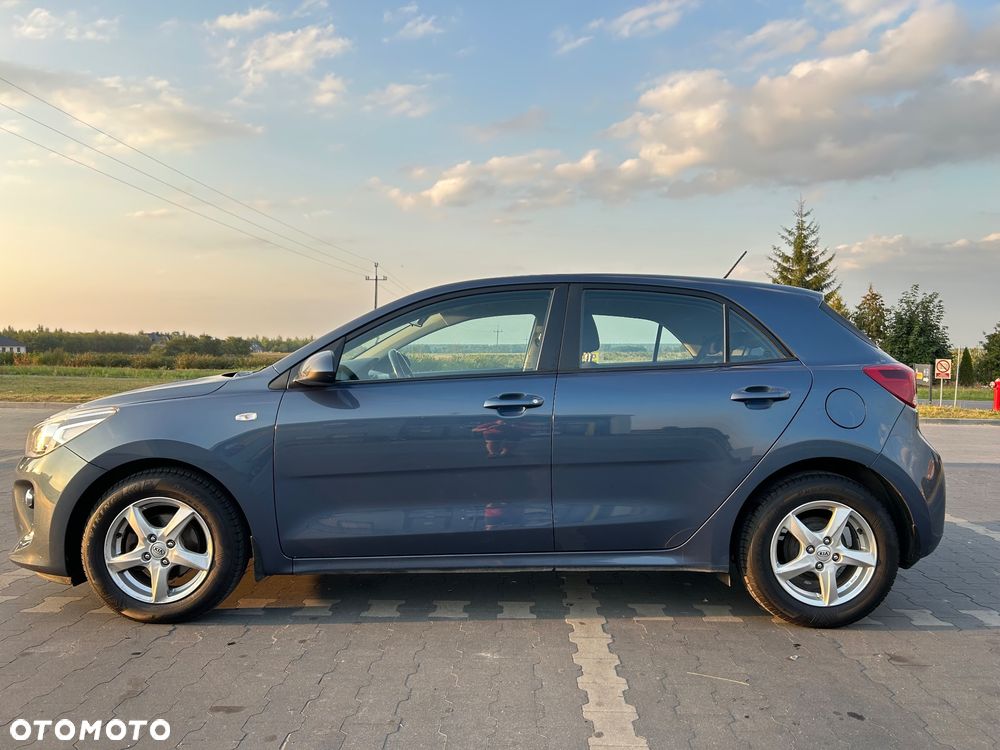 Kia Rio 1.2 L - 6