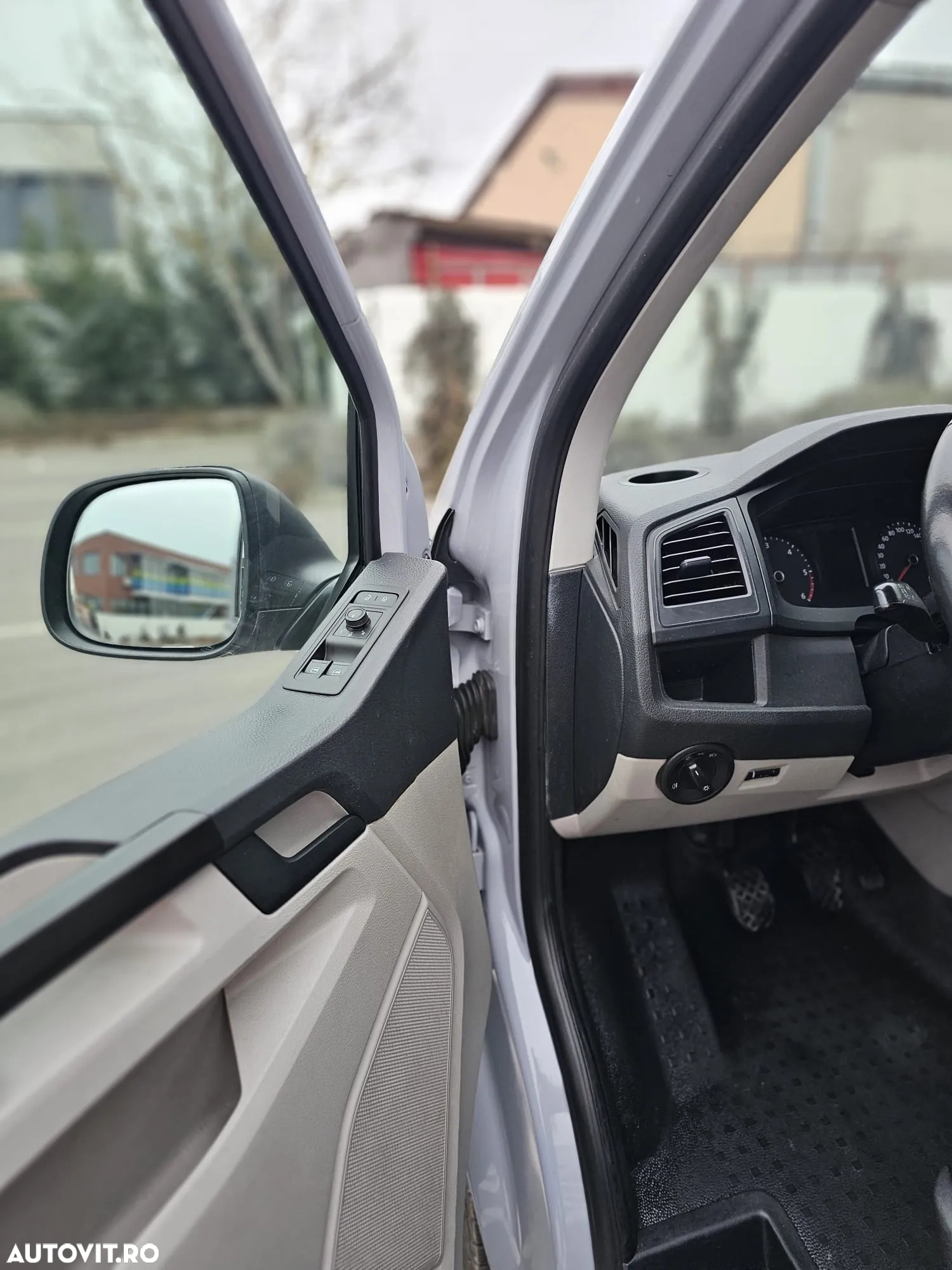 Volkswagen Caravelle - 8
