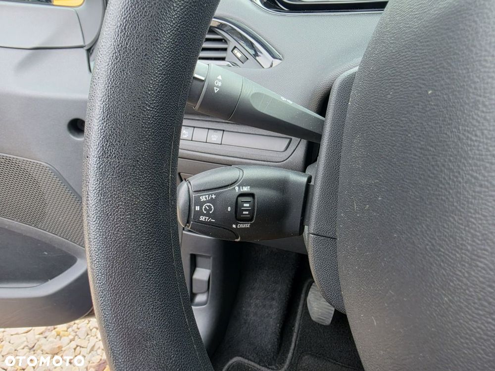 Peugeot 208 - 40