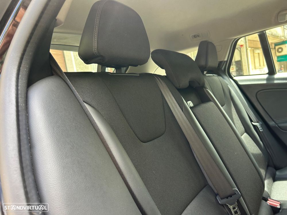 Volvo V60 2.0 D3 Momentum - 16