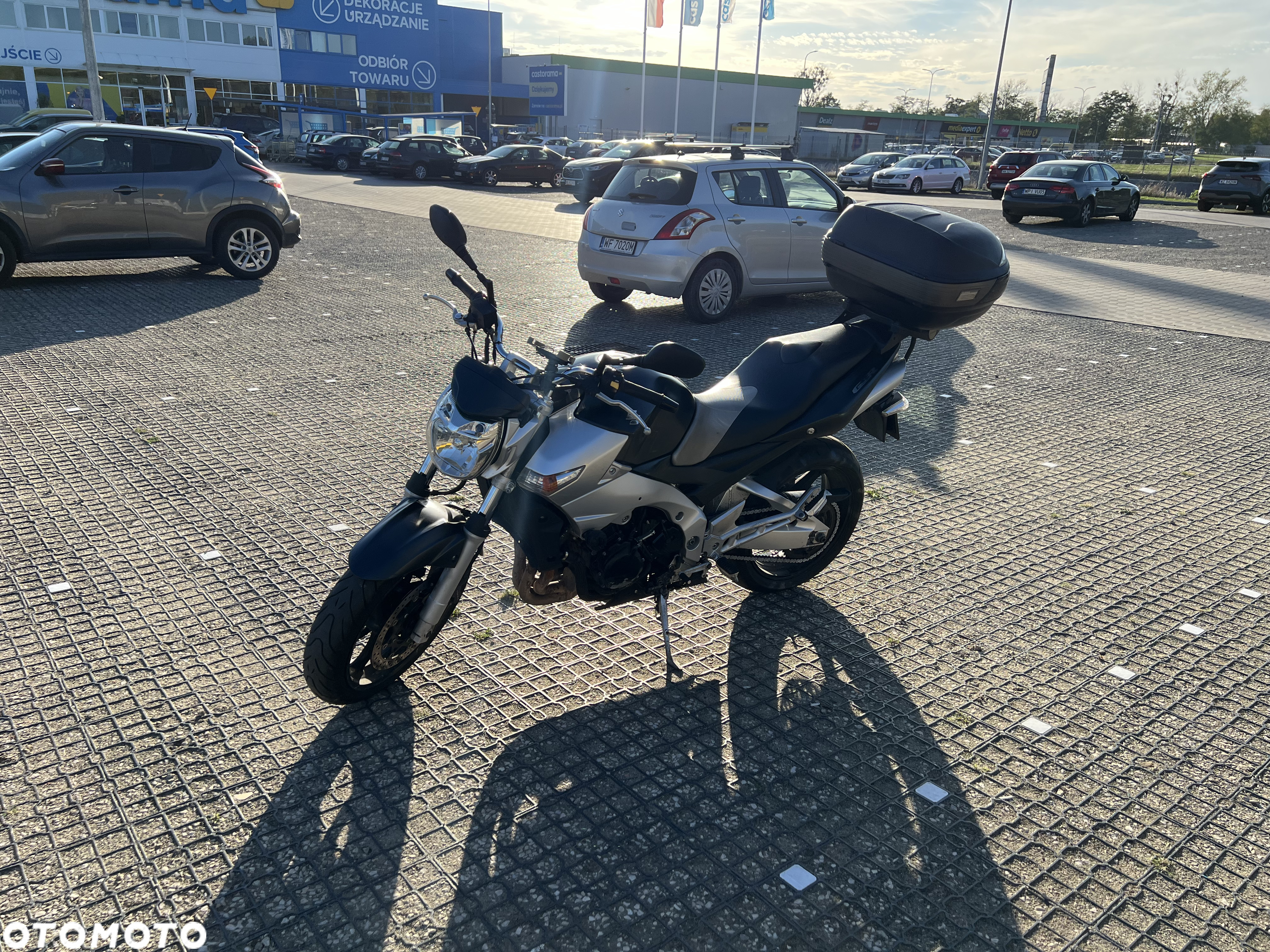 Suzuki GSR - 12