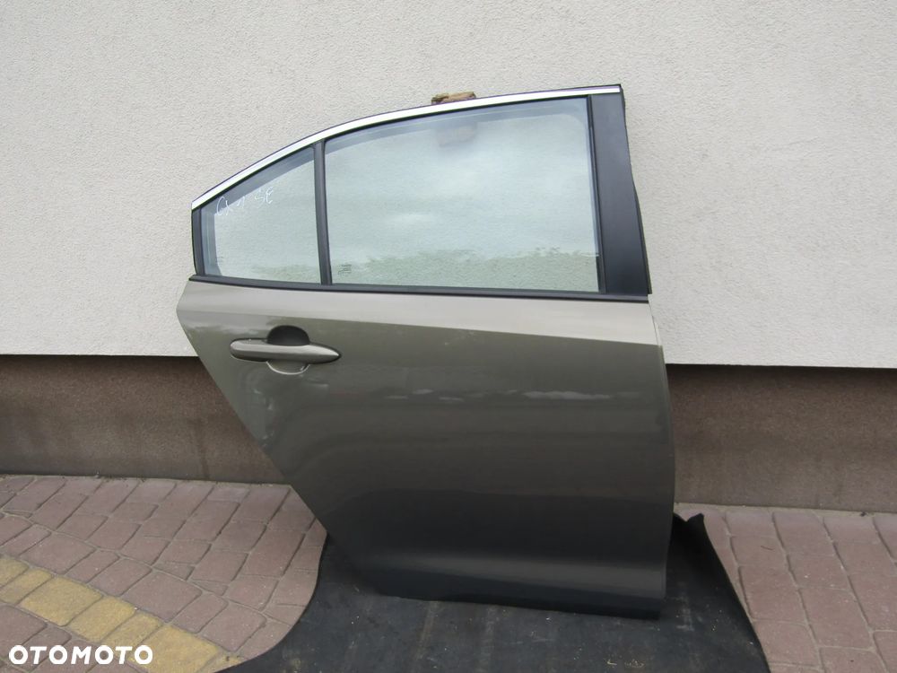 DRZWI TYŁ PRAWY TOYOTA COROLLA E21 SEDAN 20 25R  6X1