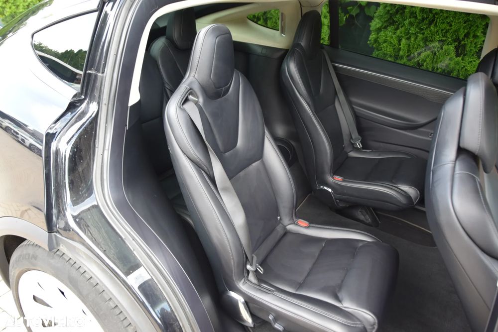 Tesla Model X - 15