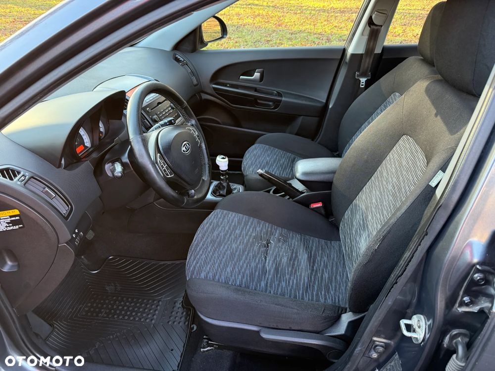 Kia Ceed 1.6 CRDi 90 Vision - 11