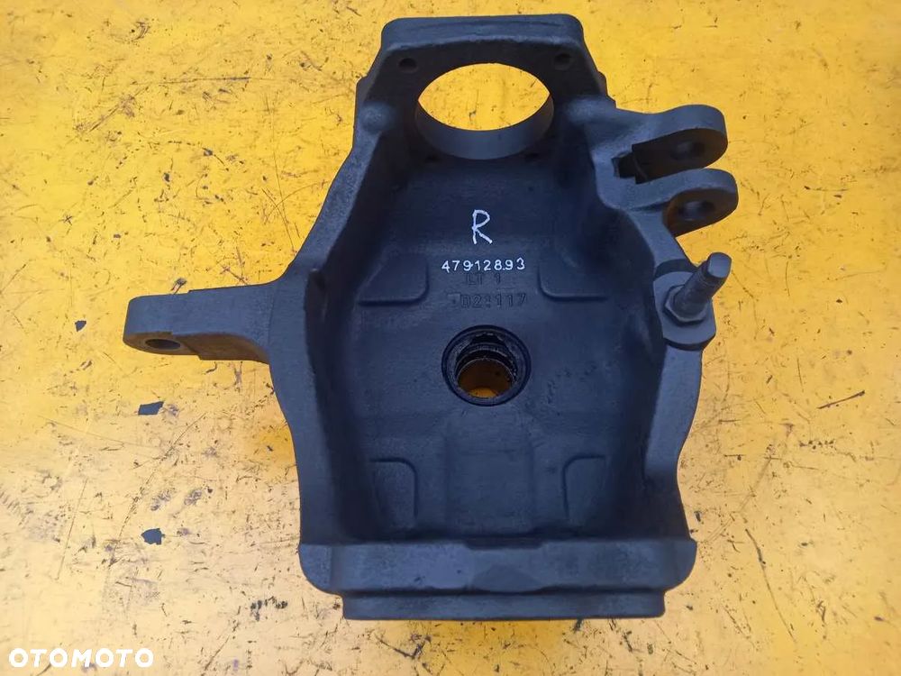 Zwrotnice przedniej osi lewa 47885850 prawa 47912893 New Holland T7.230 - 6