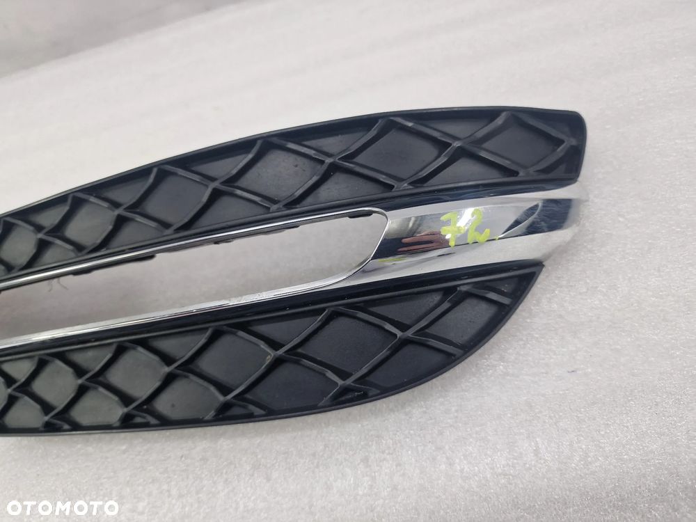 MERCEDES C-KLASSA W204 LIFT 10- PRAWA KRATKA BOCZNA ZDERZAKA PRZEDNIEGO PRZÓD , NR A2048803324 , NR AUKCJI C/72 - 4