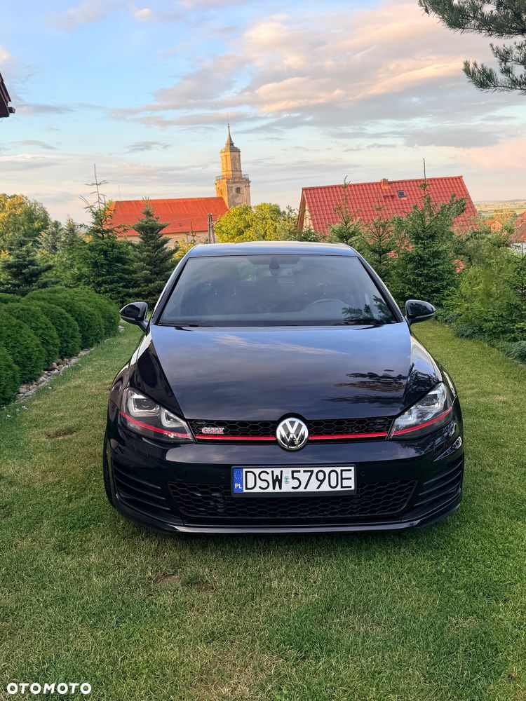 Volkswagen Golf - 1