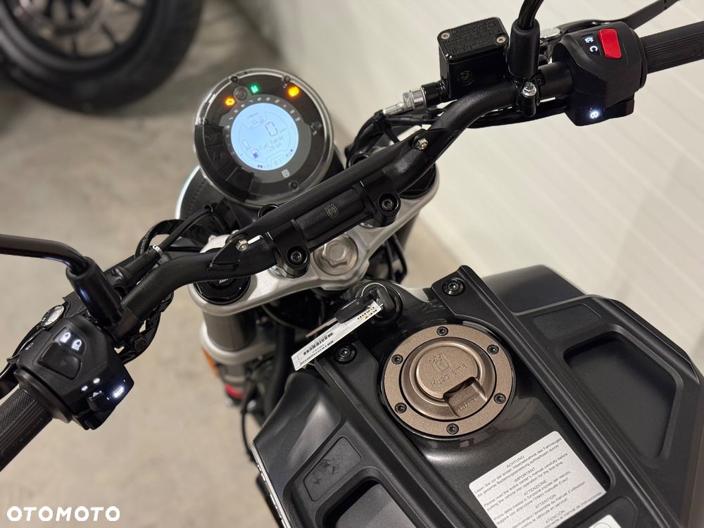 Husqvarna Svartpilen - 28