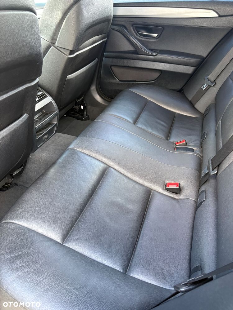 BMW Seria 5 525d xDrive - 14