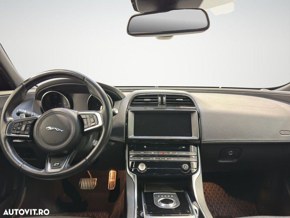 Jaguar XE 2.0 AWD R-Sport - 9