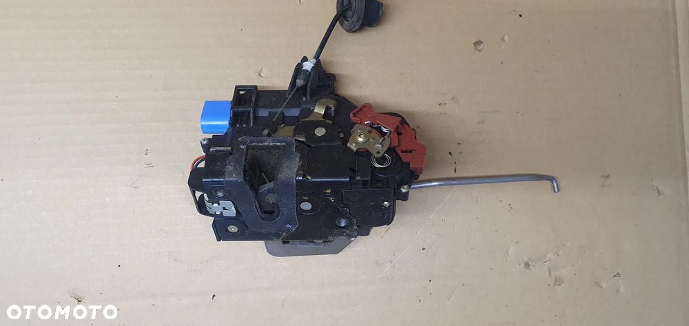 Zamek drzwi prawy przód przedni prawy Audi A8 D3 4E1837016 - 3