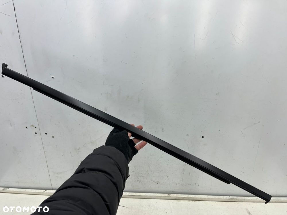 Listwa Porsche Macan 95b 14r.- czarny mat prawa tylna listwa zgarniająca uszczelka zewnętrzna drzwi - 1