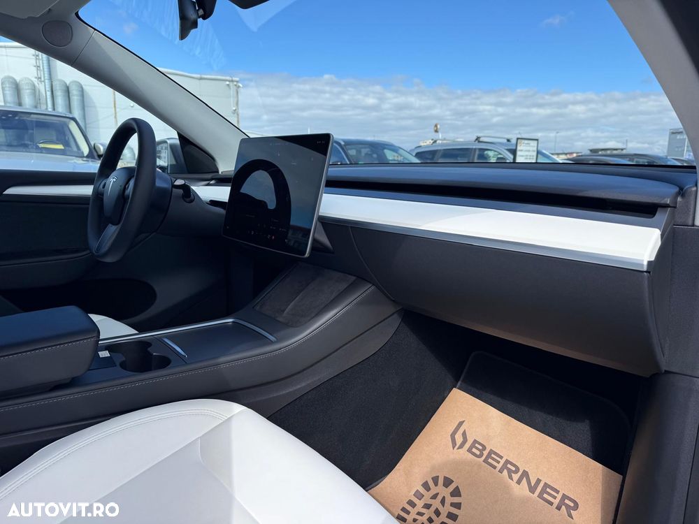 Tesla Model Y AWD Performance - 16