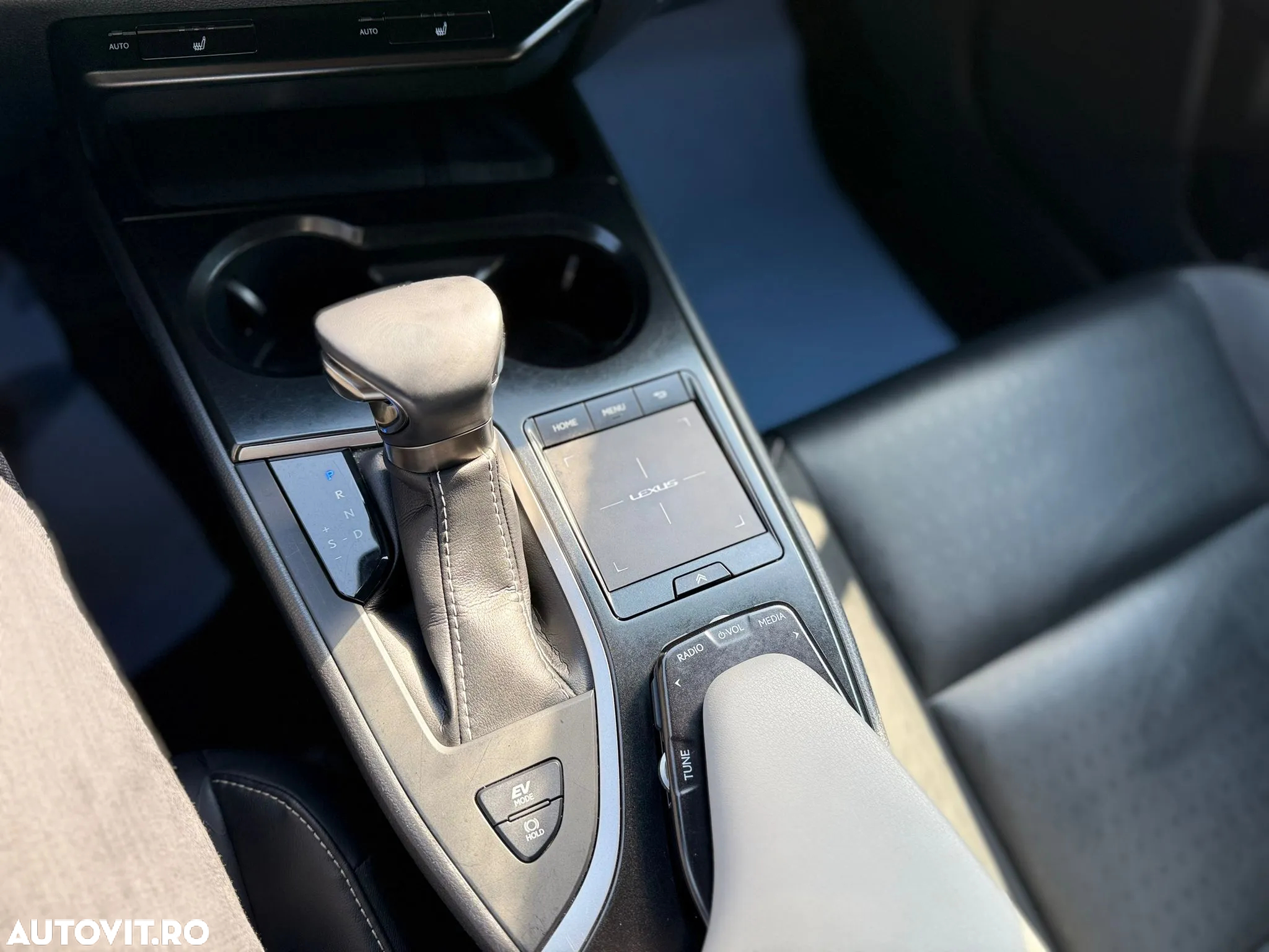 Lexus UX 250h 2.0L HEV 20H- (178 HP) 4X2 CVT Executive - 14