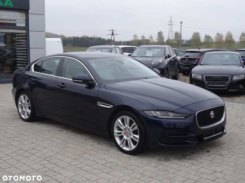 Jaguar XE 2.0 D180 R-Dynamic SE - 2