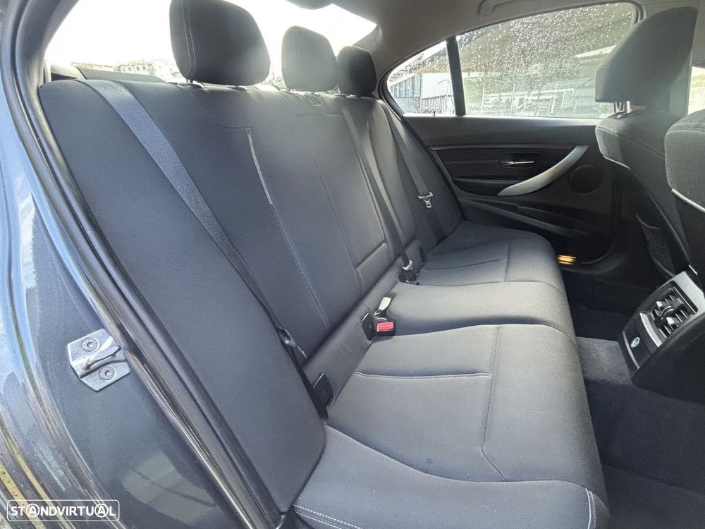 BMW 318 d Pack M - 13