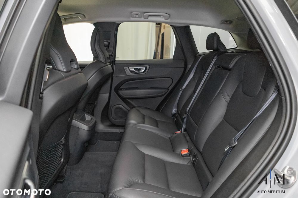 Volvo XC 60 B4 D AWD Plus Dark - 30