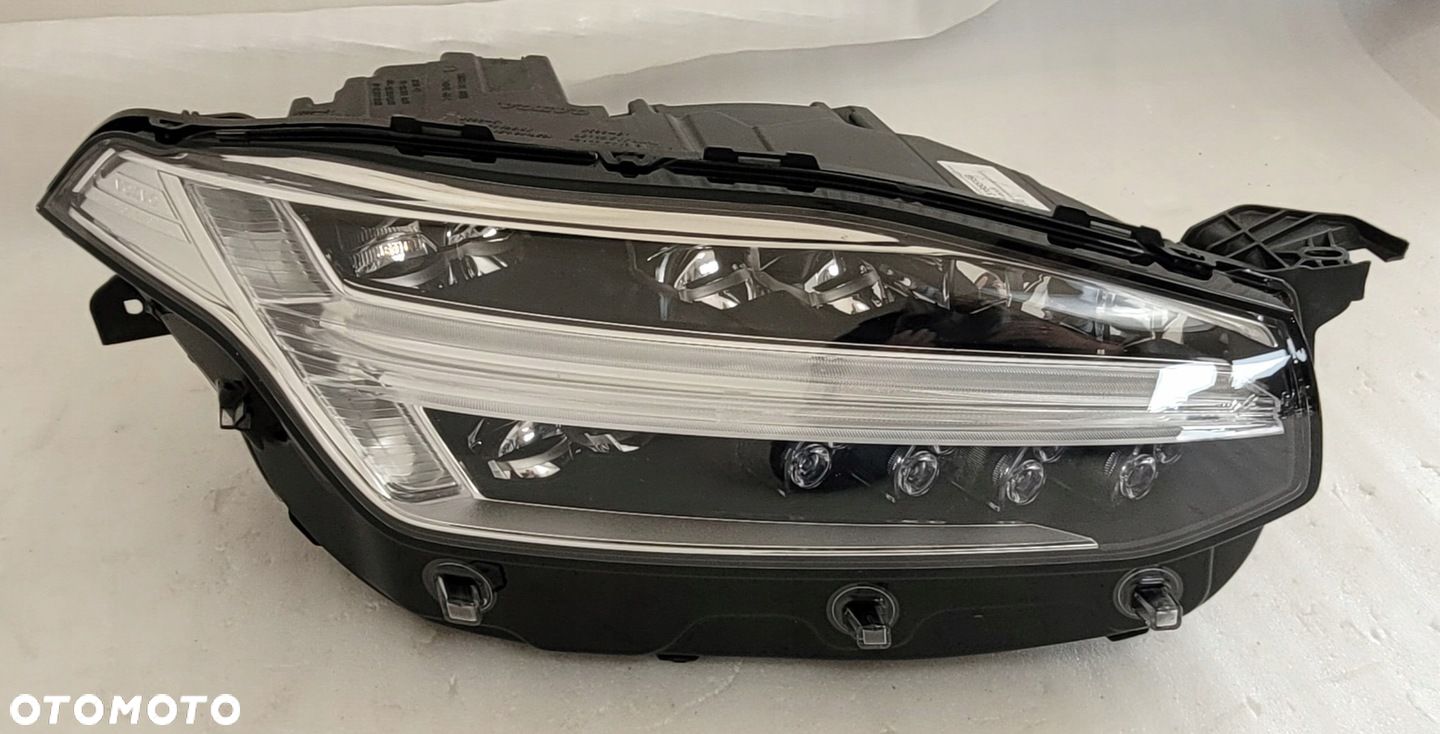 LAMPA PRAWA FULL LED ACTIVE HIGH BEAM VOLVO XC90 II 2015- - 1