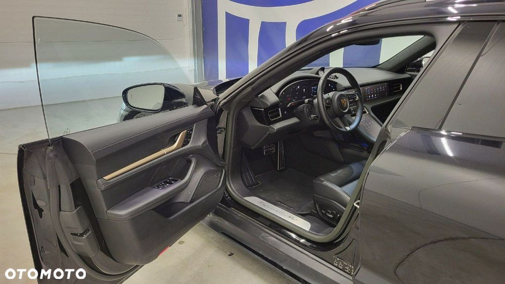Porsche Taycan - 11