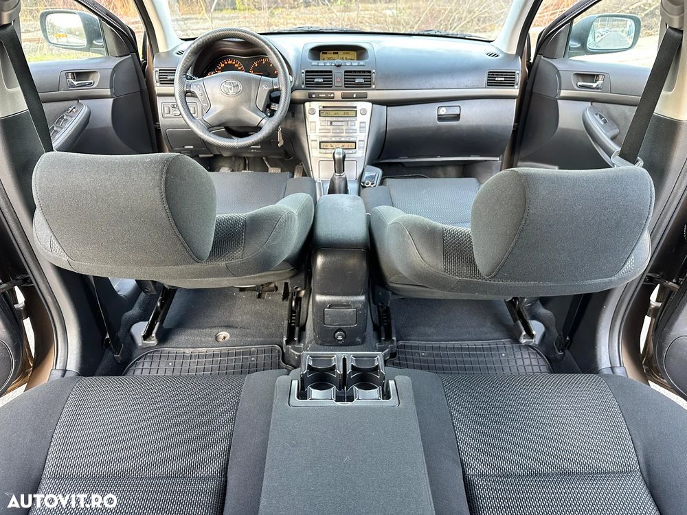 Toyota Avensis 2.0 D-4D Combi Executive - 5