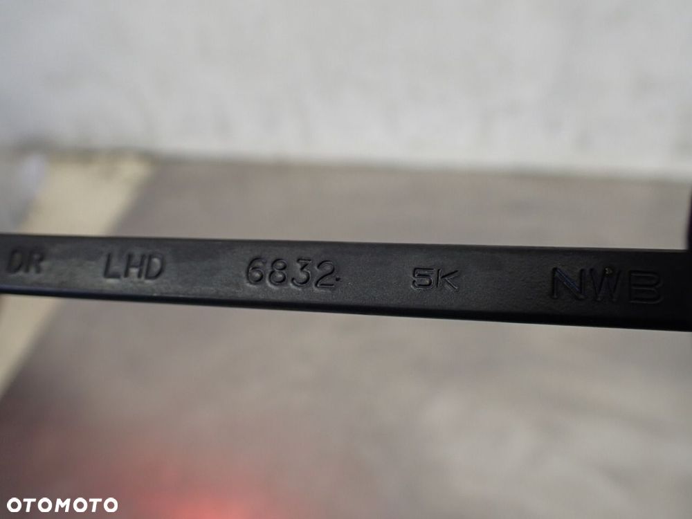 RAMIĘ WYCIERACZKI PRZÓD LEWE MITSUBISHI COLT VI Z30 6832 - 5