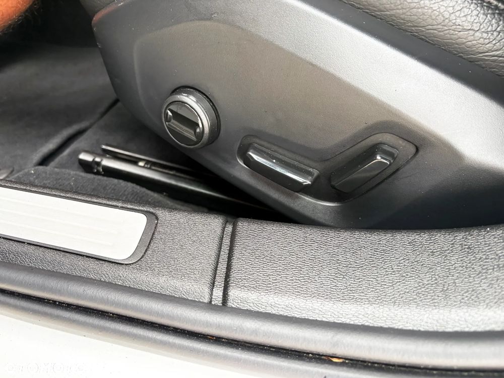 Volvo S60 B5 B AWD Plus Dark - 31