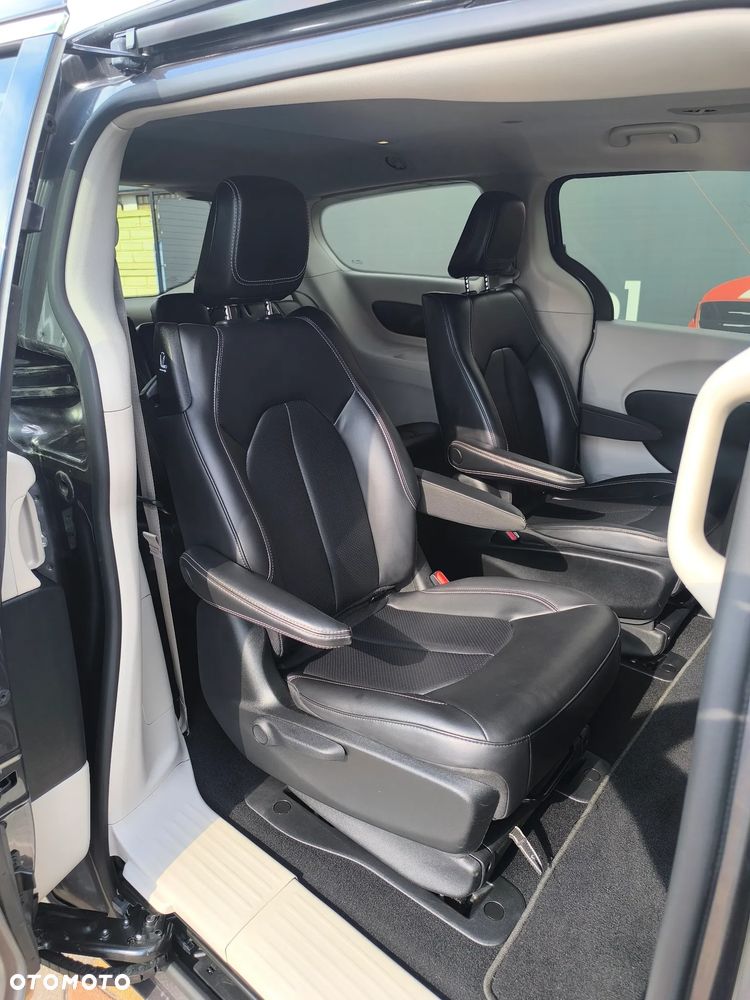 Chrysler Pacifica - 26