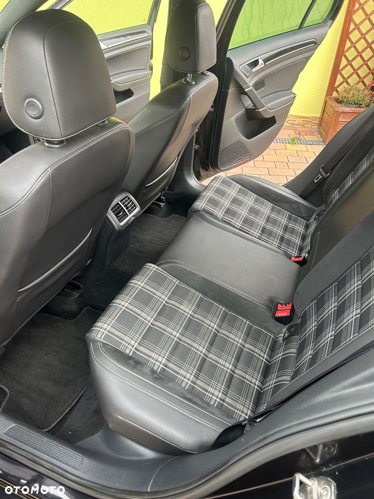 Volkswagen Golf - 10