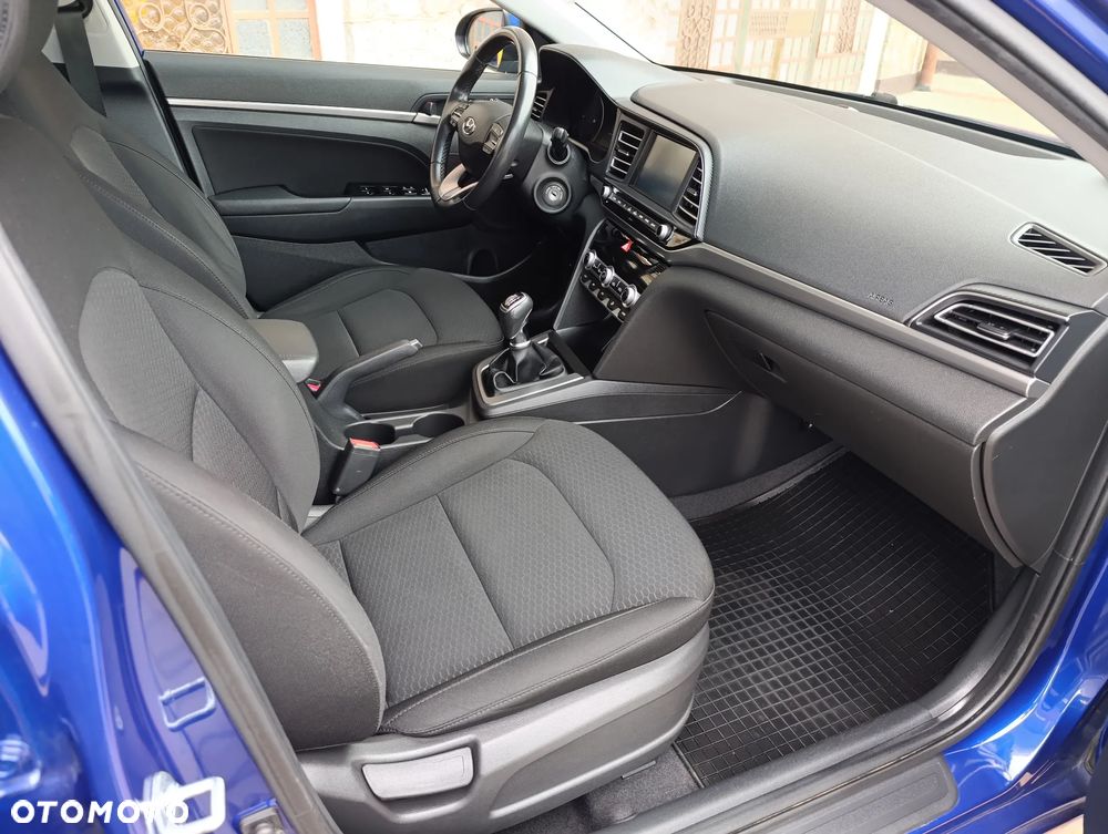 Hyundai Elantra 1.6 Comfort - 24