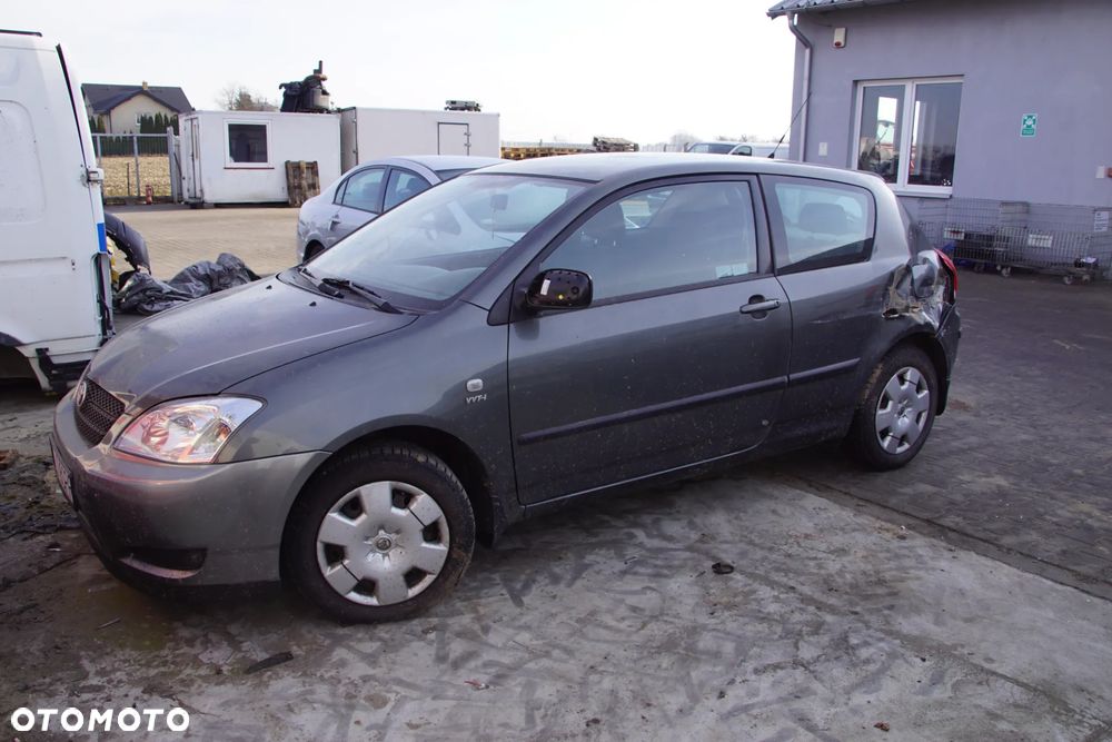 Auto na części - Toyota Corolla E12 1.4 VVT-i 97 KM 4ZZ-FE MTM 1C3 2002R Silnik Skrzynia Drzwi Maska Klapa Zderzak Błotnik Szyba Klamka Lampa Lusterko Deska Kokpit Sterownik Moduł Czujnik Licznik Panel Kierownica - 1
