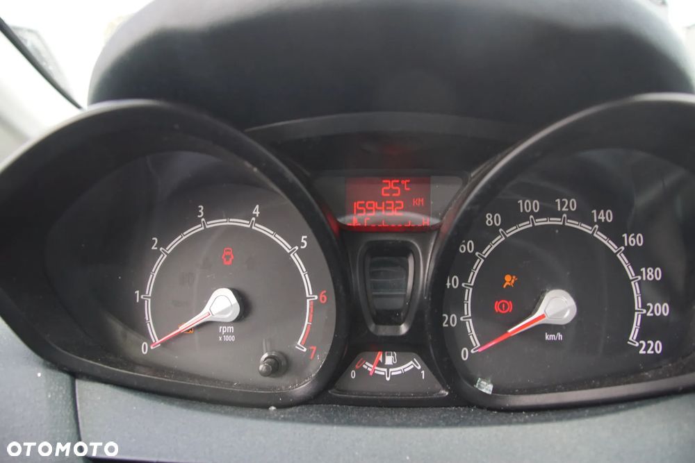Auto na części - Ford Fiesta MK7 1.25 82 KM SNJA 8A6R-7002-JK CFSC 2012R Silnik Skrzynia Drzwi Maska Błotnik Zderzak Klapa Lampa Lusterko Lampa Szyba Deska Kokpit Sterownik Moduł Czujnik Licznik Panel Kierownica - 12