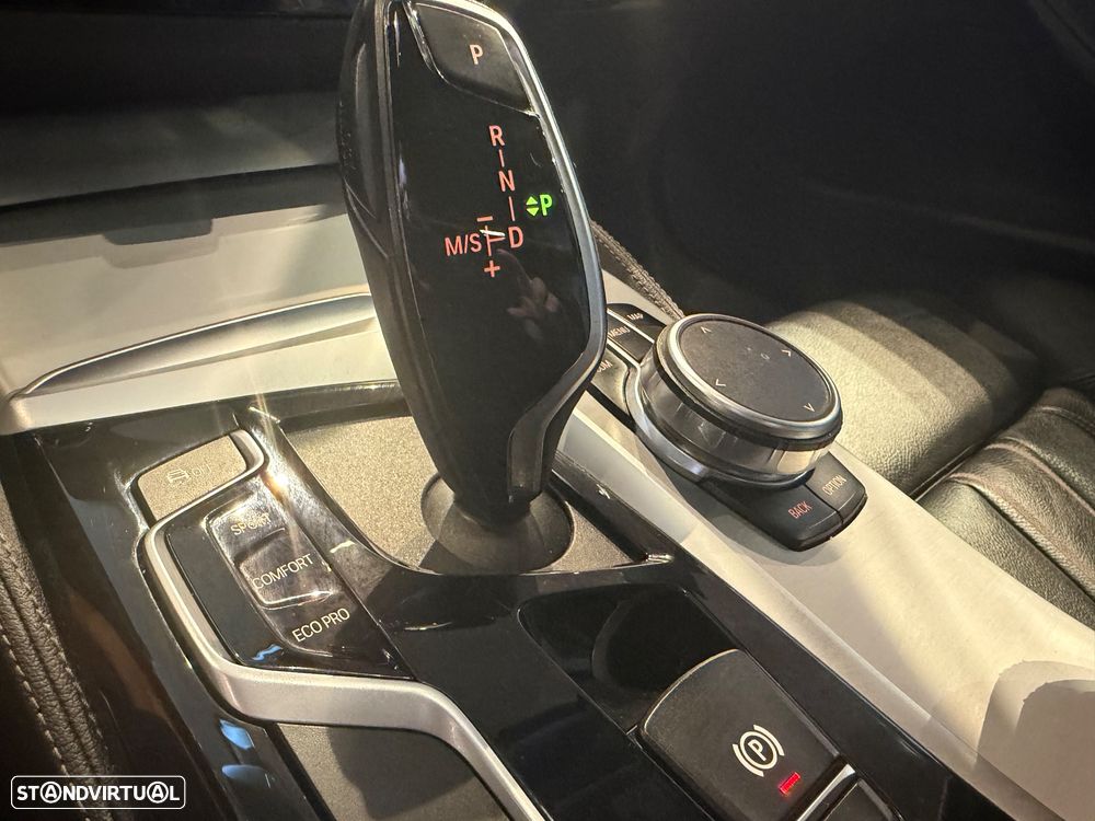 BMW 520 d Pack Desportivo M Auto - 38