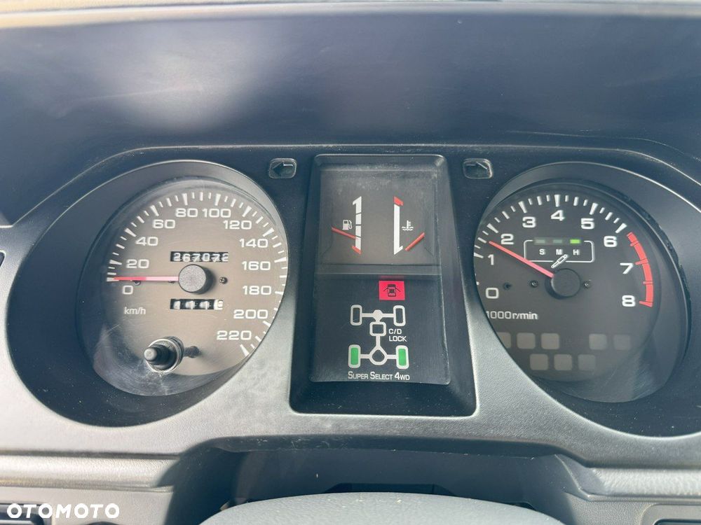 Mitsubishi Pajero - 11