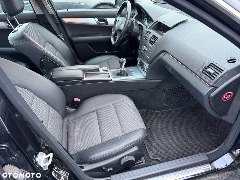 Mercedes-Benz Klasa C 180 CGI BlueEFFICIENCY Avantgarde - 16