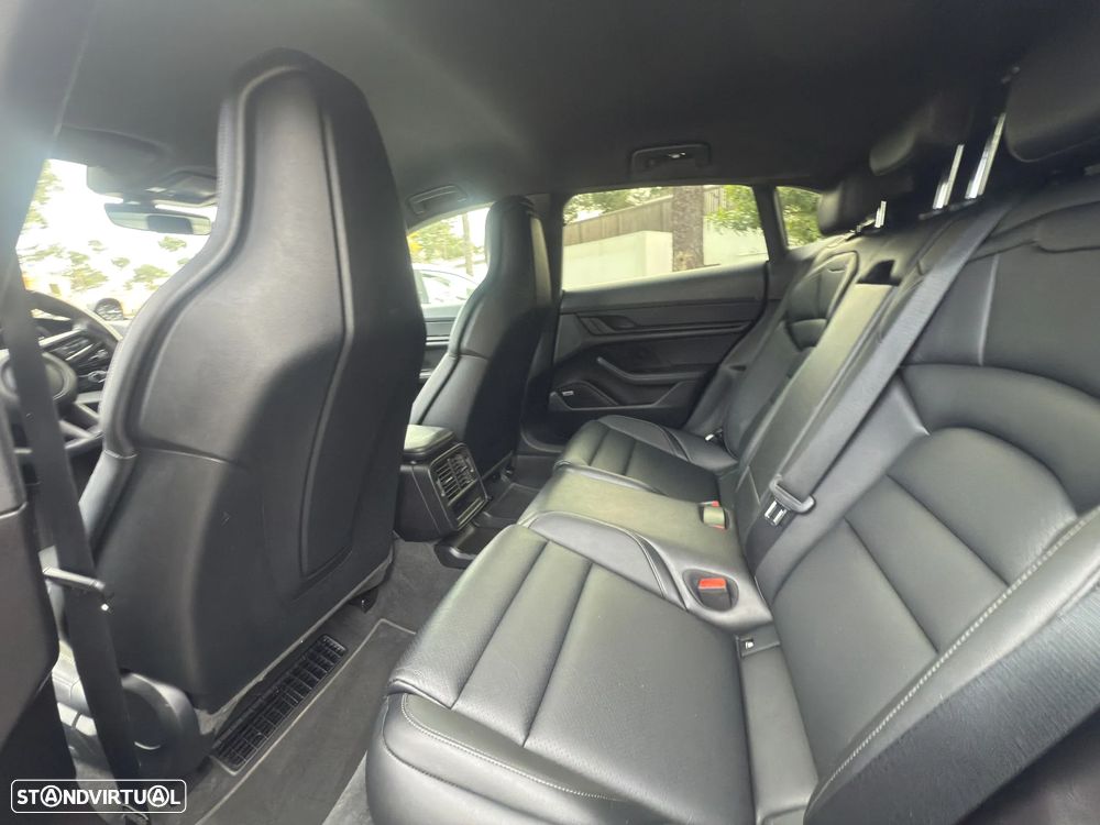 Porsche Taycan Cross Turismo 4 - 7