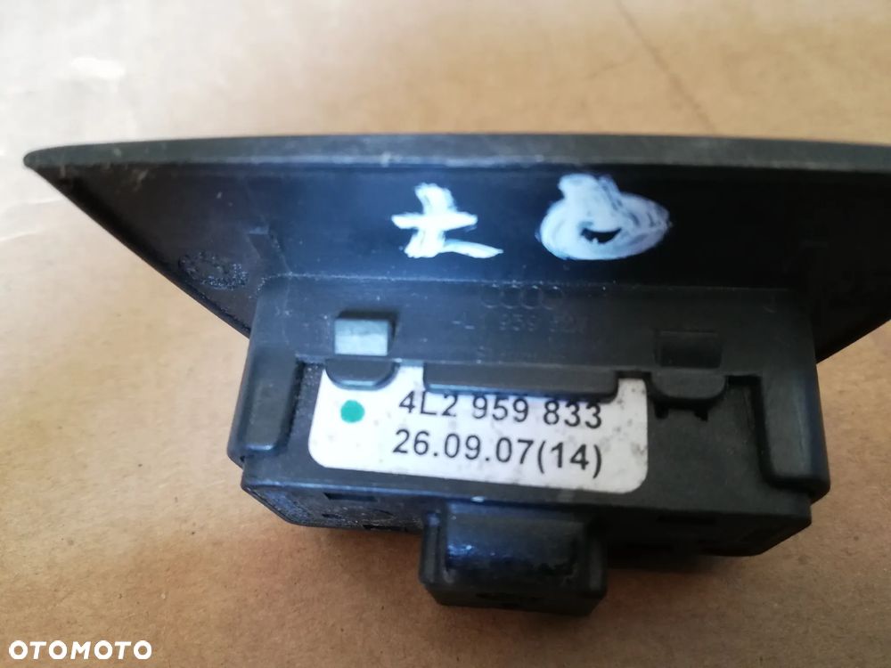 PRZEŁĄCZNIK PRZYCISK KLAPKI WLEWU POKRYWY BAGAŻNIKA AUDI Q7 4L 4L2959833 - 3