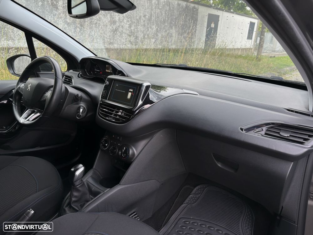 Peugeot 208 1.2 PureTech Signature - 17