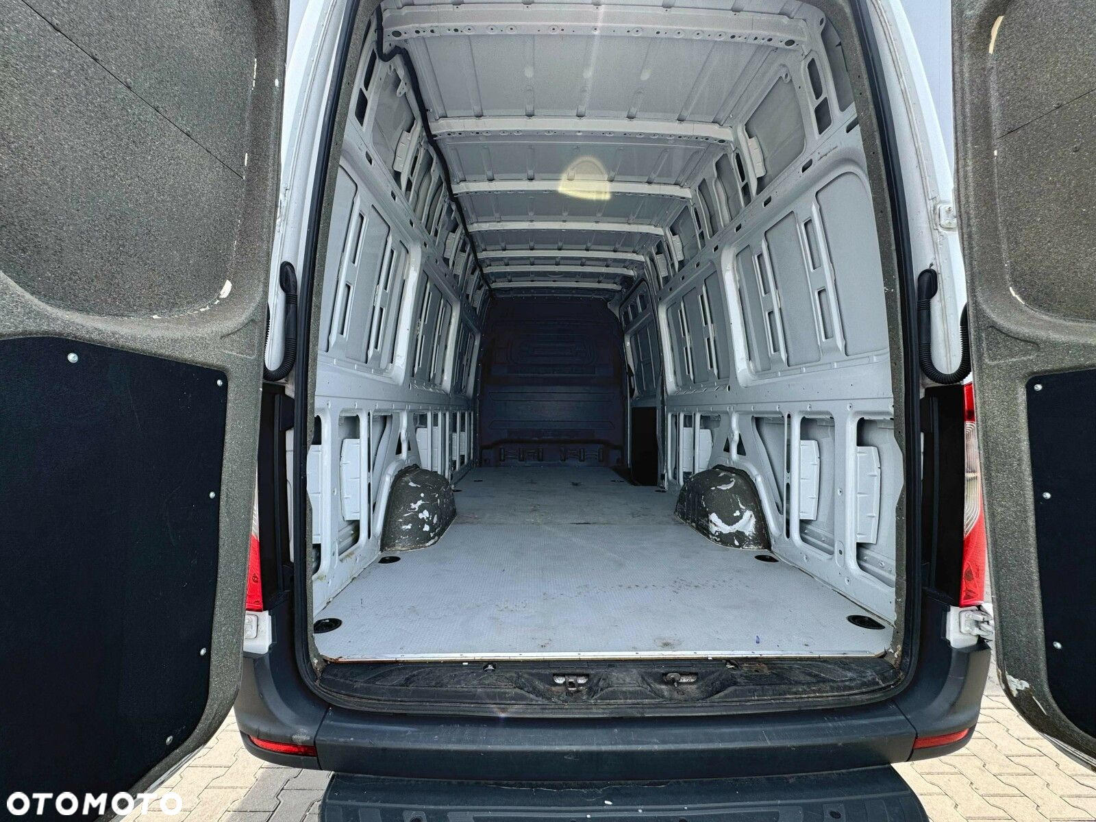Mercedes-Benz Sprinter - 15