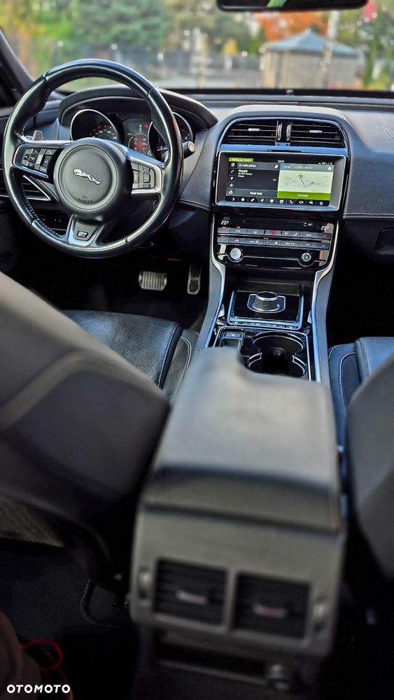 Jaguar XE 20d AWD R-Sport - 19