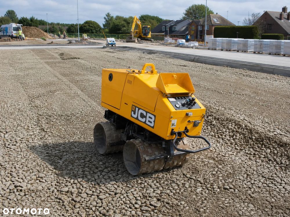 JCB VM1500 Walec Okołkowany 1600kg. Walec do wykopów, terenu oraz bystrych podjazdów! Maszyna jak Nowa. 441 mtg. 2015 rok. Walec przywieziony z Norwegii. Silnik Kubota 3 cylindry 28 km. Poteżna moc ubijania na dwa bębny lub każdy z osobna! Komfortowe sterowanie!  Maszyna zadbana jak Nowa z salonu. Odpala na dotyk. Zero luzów i wycieków. Rewelacyjna cena! Nadaje się do kruszyw ziemi oraz błota i bystrych podjazdów. O wiele lepsze rozwiązanie niż zagęszczarka 500kg. - 14
