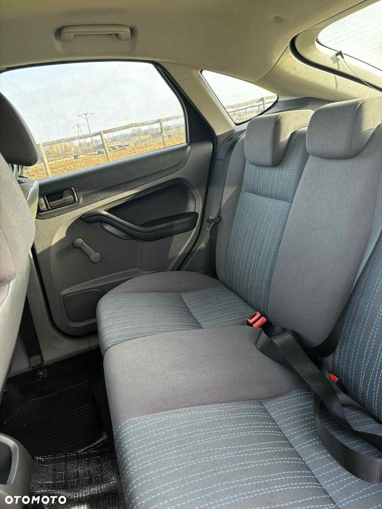 Ford Focus 1.6 Ambiente - 9