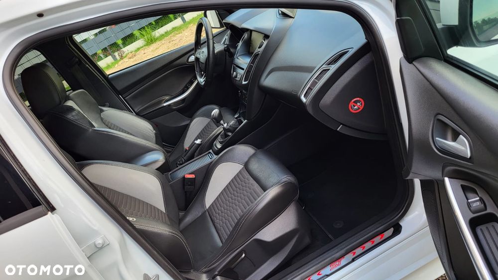 Ford Focus 2.0 TDCi ST - 40