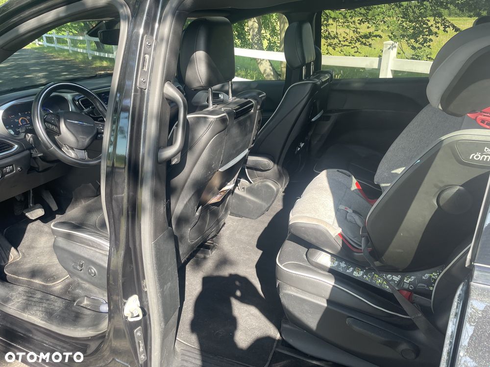 Chrysler Pacifica - 12