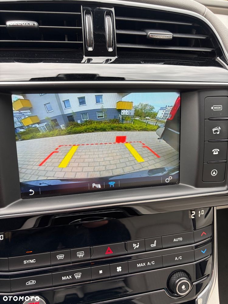 Jaguar XE 2.0 T Prestige - 24