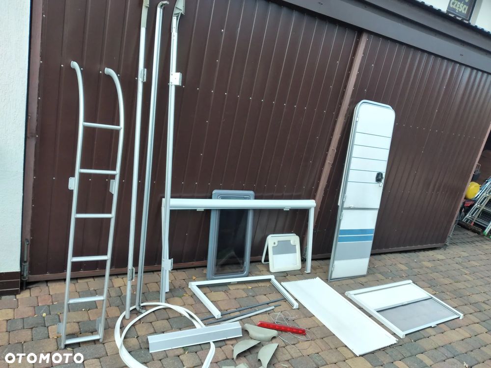 Kamper Przyczepa kempingowa Hobby 450 Excellet Easy 2002r roleta z moskitierą okienna drzwi wejściowe relingi dachowe drabinka lampa stop szyba boczna kuchenna drzwiczki serwisowe bakista klapa bagażnika rama z osią skrętną stopa podpora