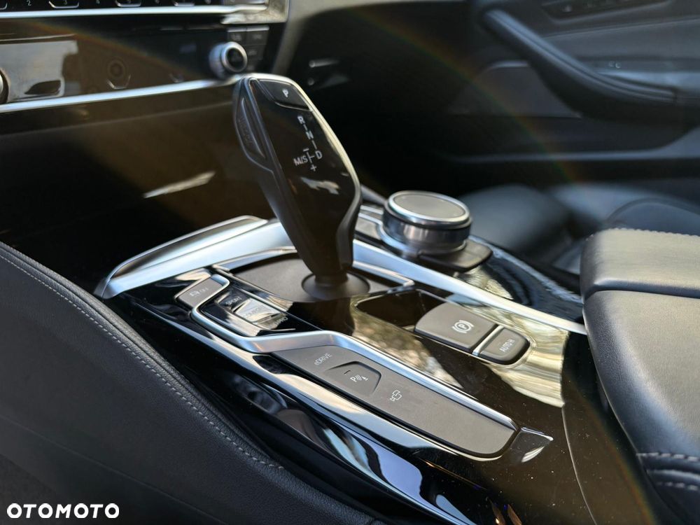 BMW Seria 5 530e iPerformance M Sport sport - 31