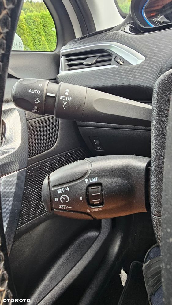 Peugeot 2008 1.2 Pure Tech GPF Allure S&S EAT6 - 22
