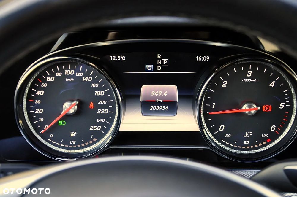 Mercedes-Benz Klasa E 220 d 4Matic T 9G-TRONIC AMG Line - 29