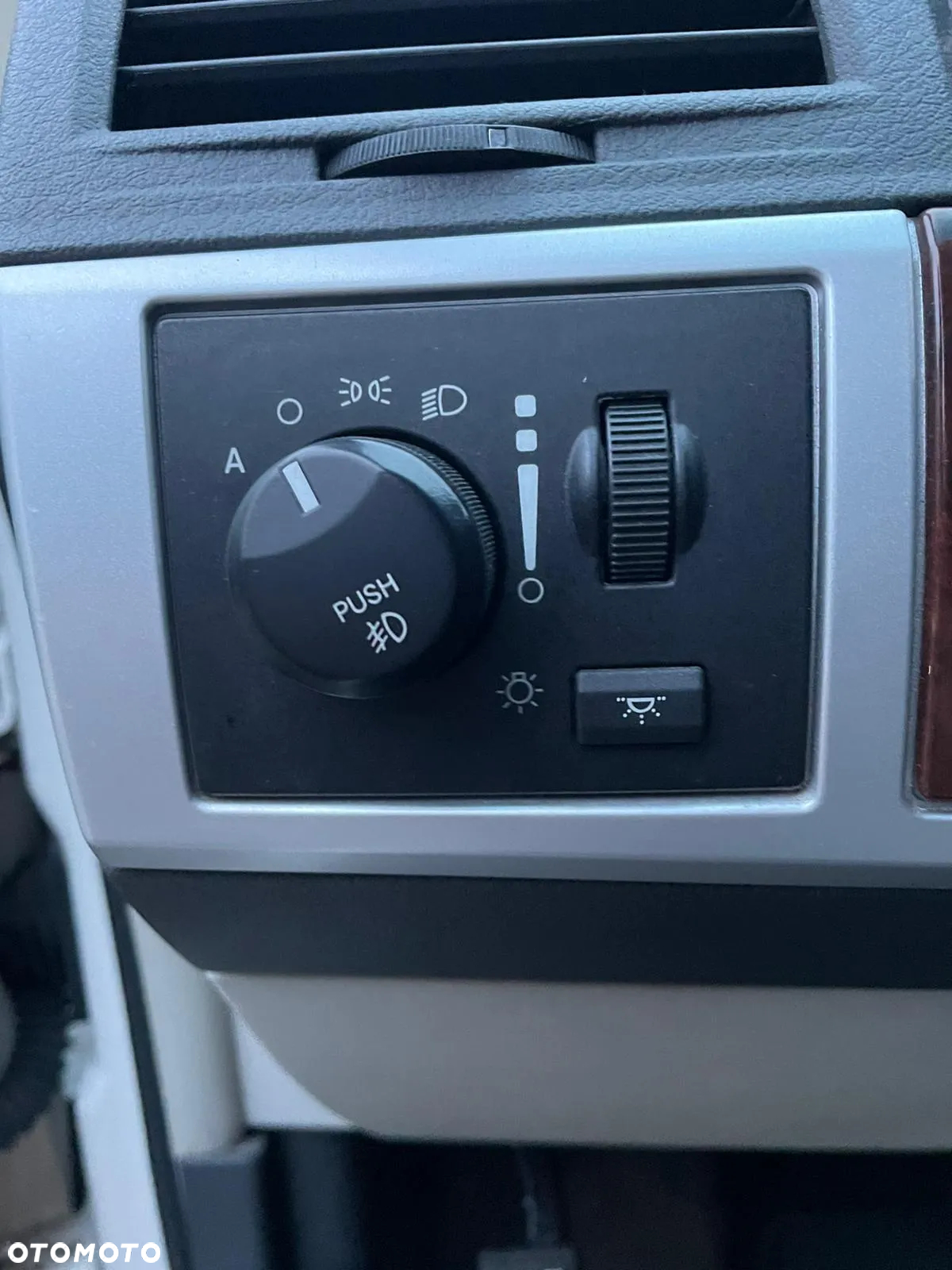 Chrysler Town & Country - 17