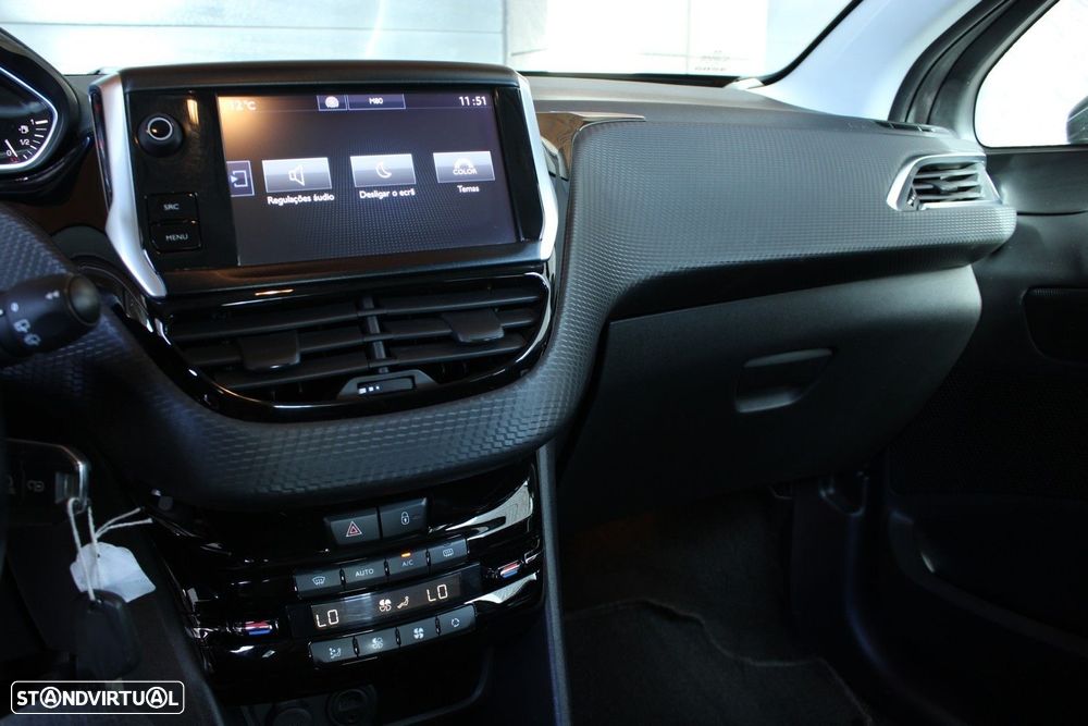 Peugeot 2008 1.2 PureTech Allure - 21